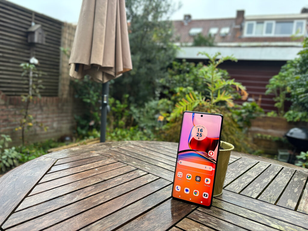 Motorola Edge 40 Pro in een tuin