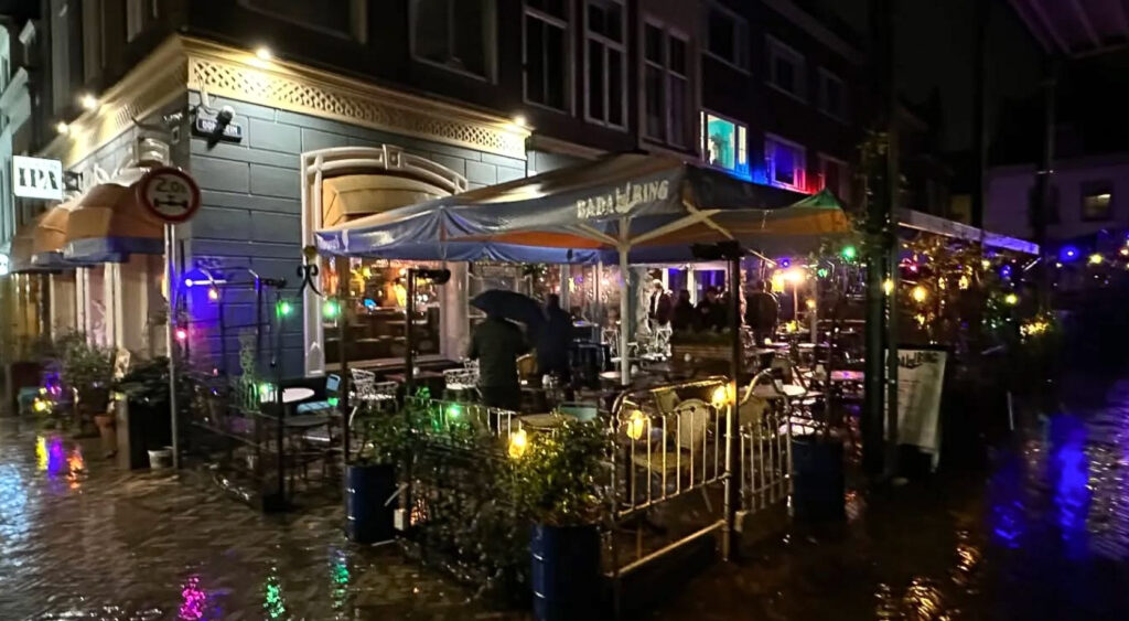 Badabing in de regen in de avond