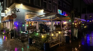 Badabing in de regen in de avond