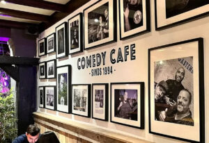 Fotos van comedians bij het Comedy Cafe aan de muur