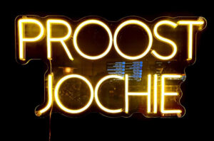 Proost Jochie, in Neonletters in Frontaal Little Bar