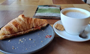 De croissant en koffie van Left Eat RIght