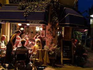 Saar in de avond, op het terras