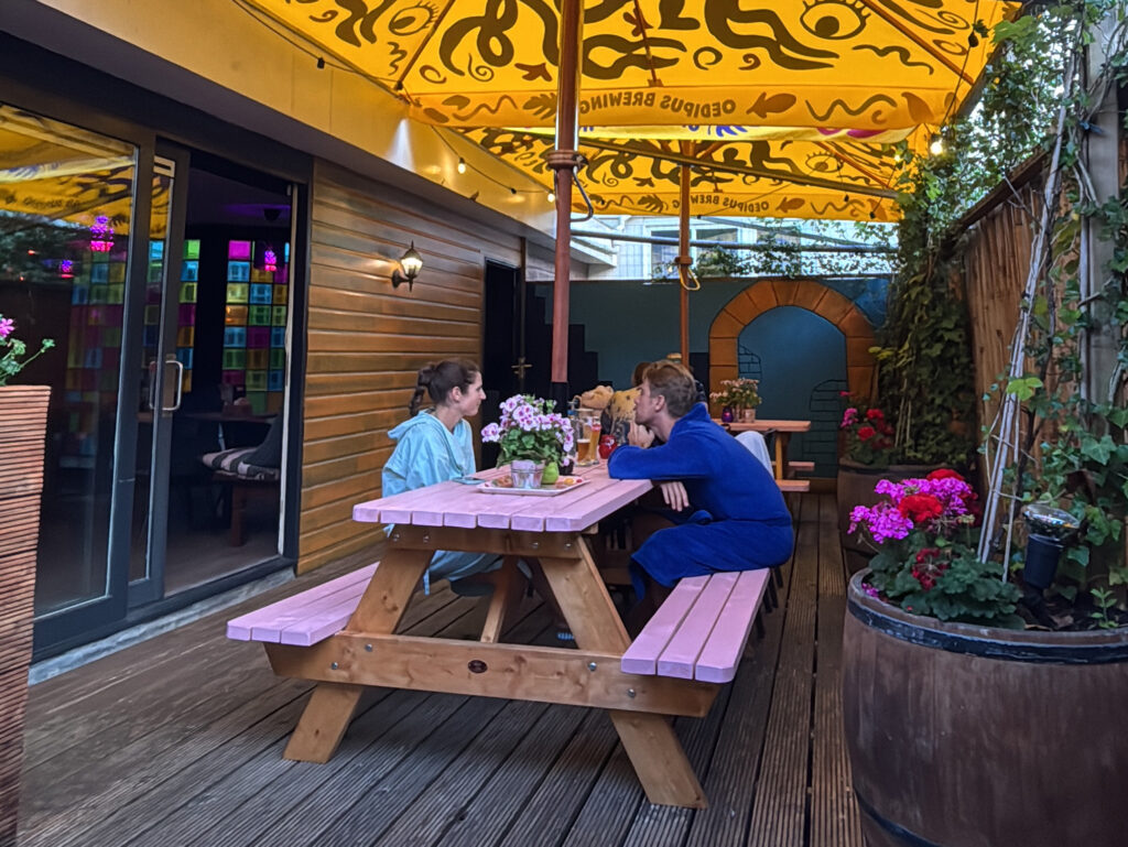 Rooftopbar met twee mensen van De Beuntjes Oase