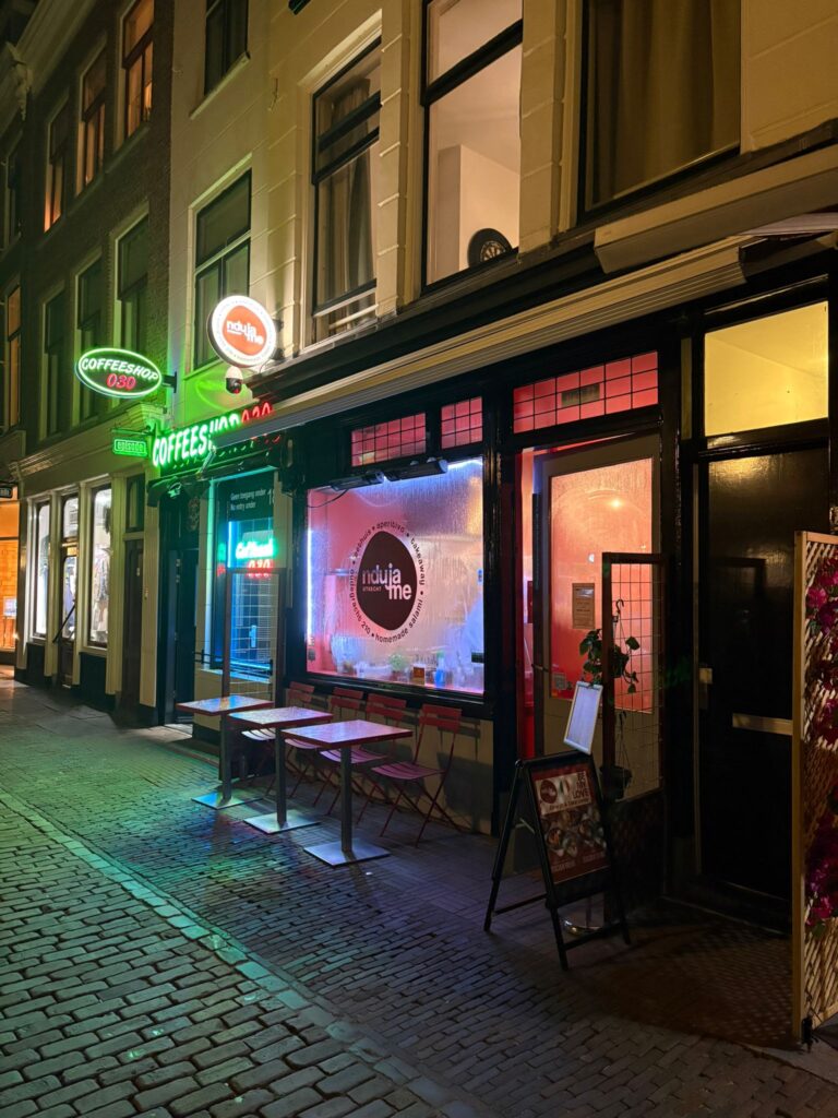 Voorkant van Ndujame op de Oudegracht in Utrecht.
