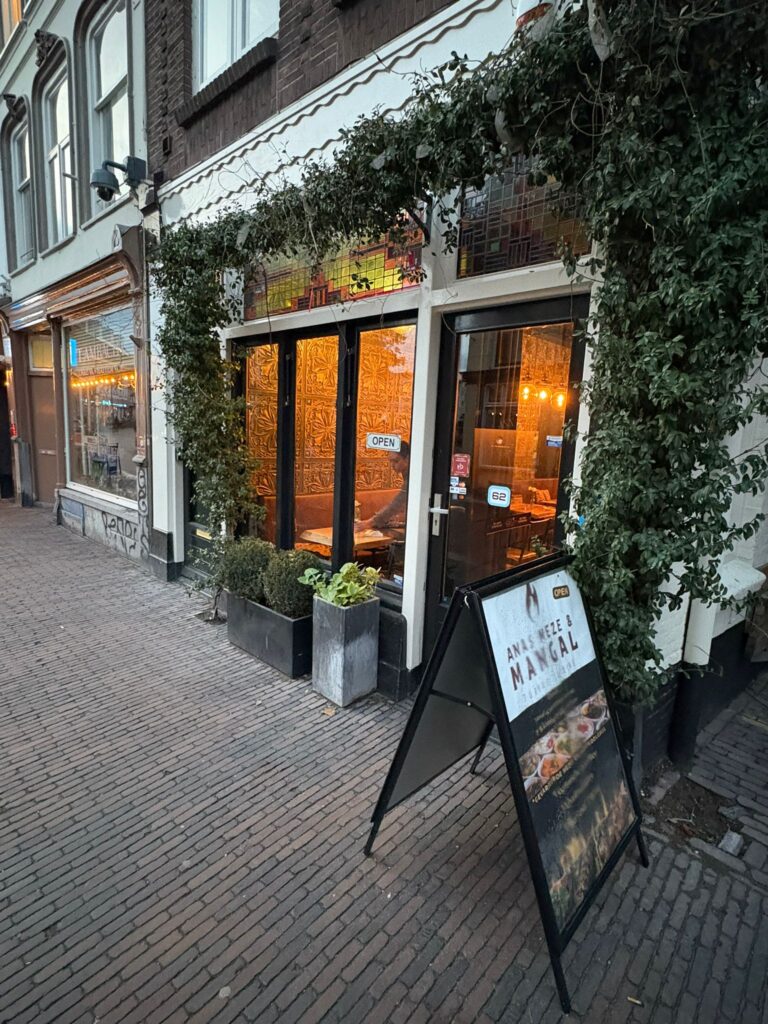 Voorkant van Ana's Meze & Mangal op de Voorstraat.