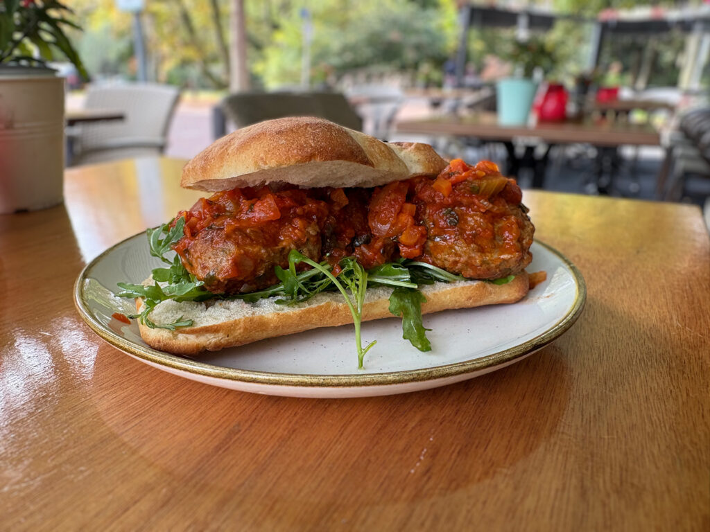 Broodje meatball van Parkcafé Wilhelminapark.