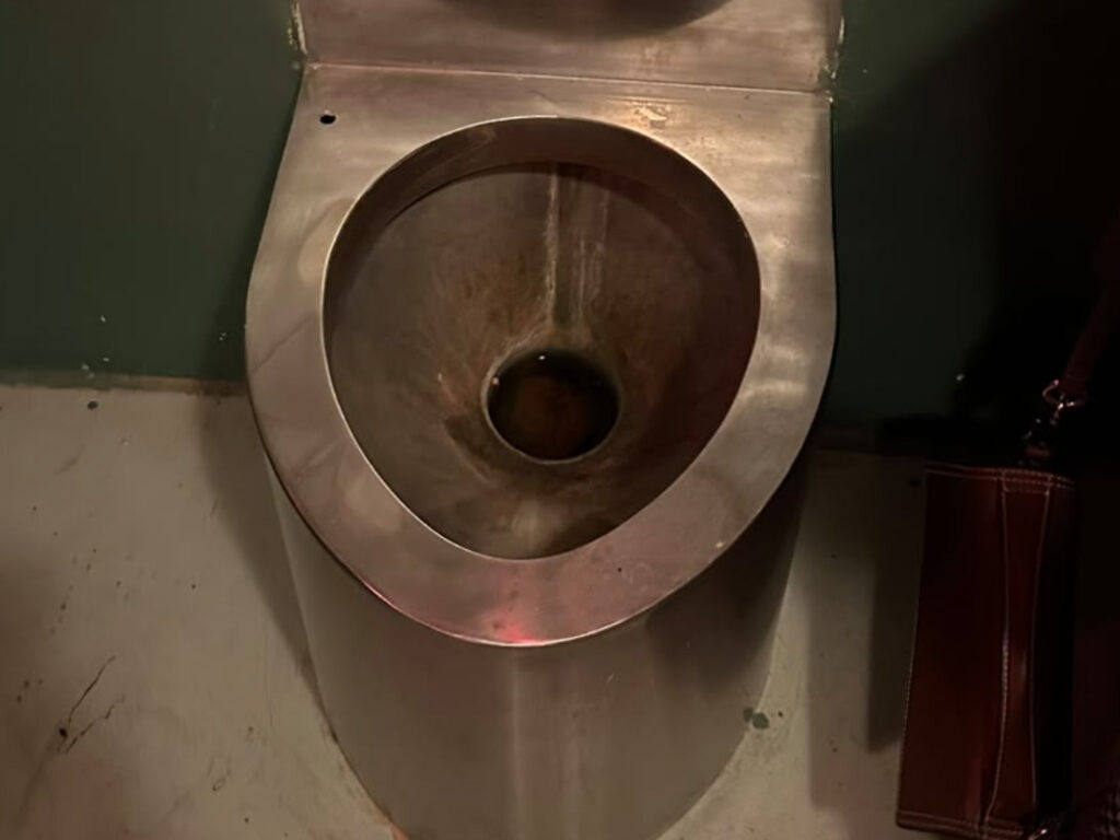 De oude toilet in Bar Birria